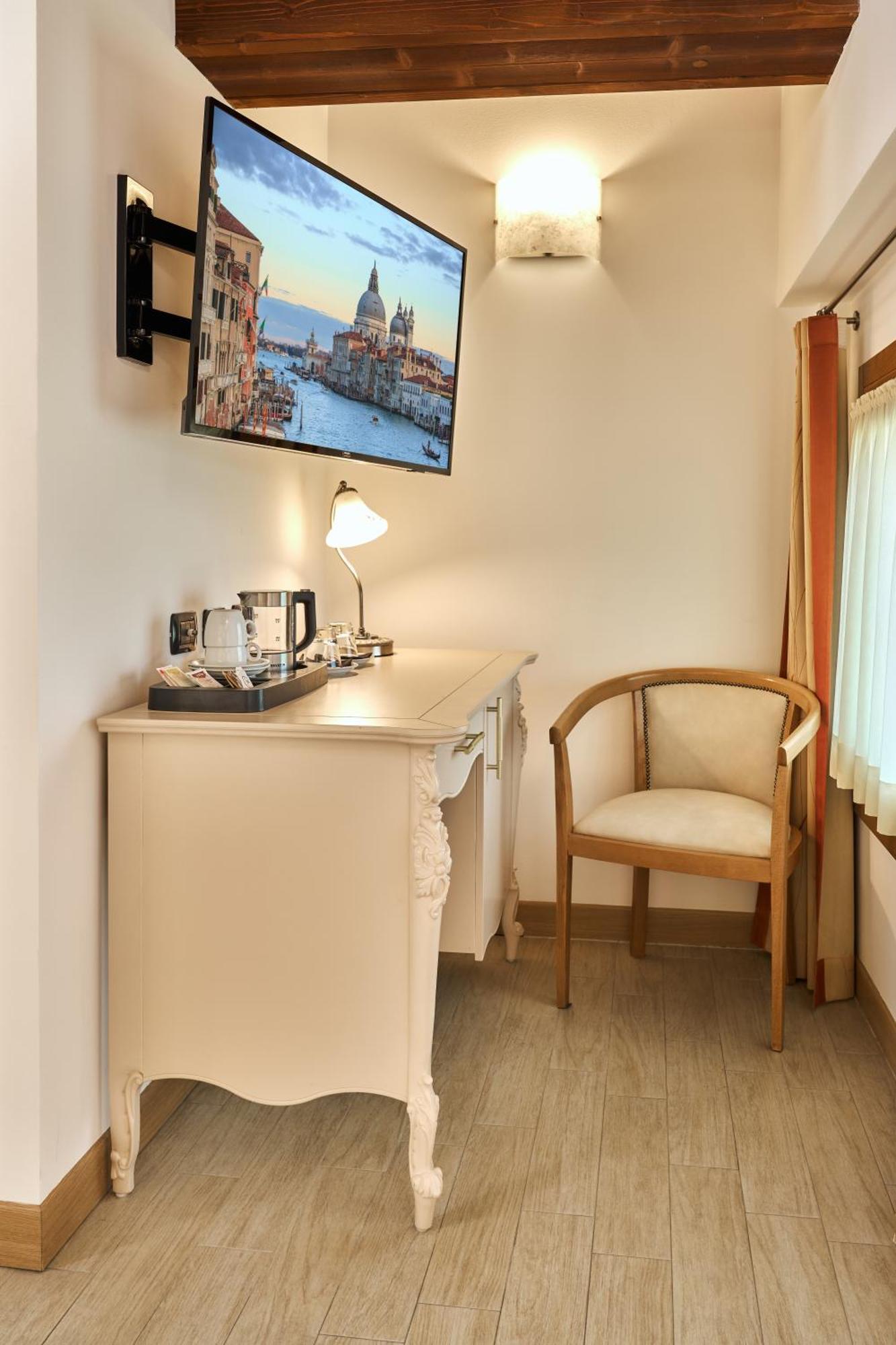 Albergo Antica Corte Marchesini Campagna Lupia Ngoại thất bức ảnh
